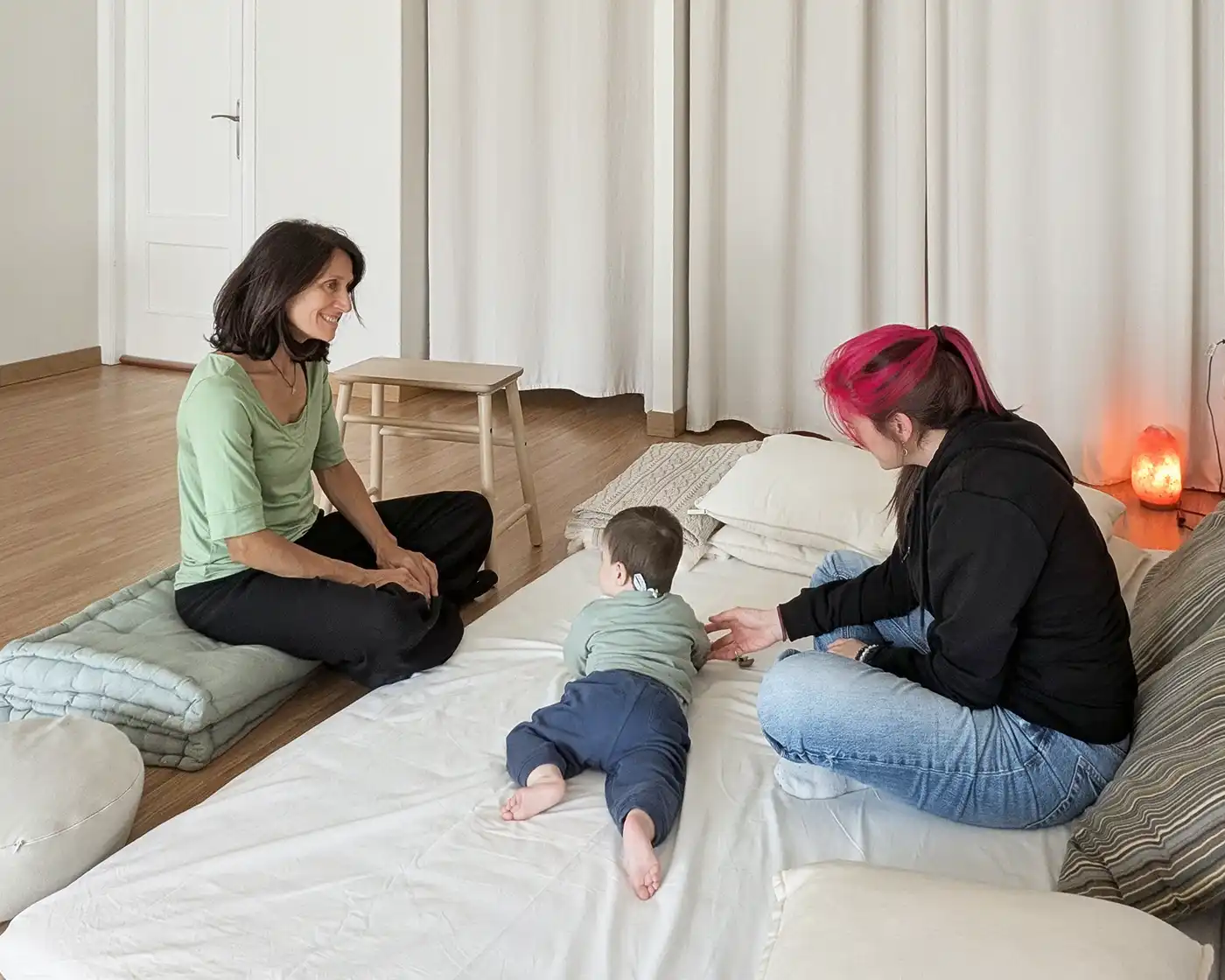 Inés Oz acompañando a una madre y su bebé
